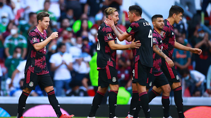 Jugadores de México celebran un gol.
